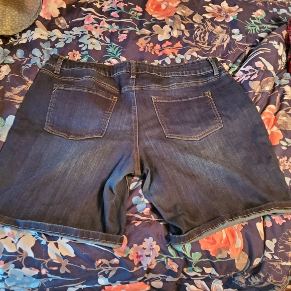 Bermuda Shorts Size 16 - Picture 2 of 3